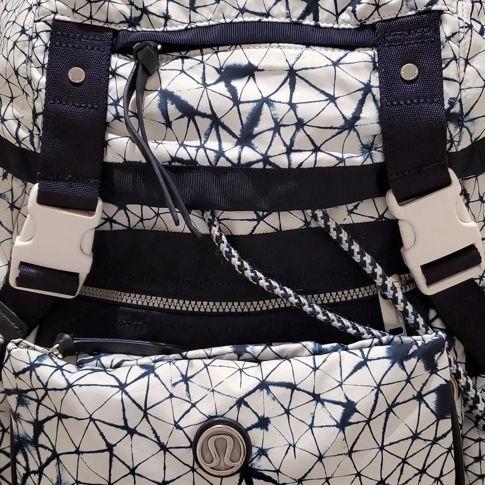 Lululemon Travelling Yogini Rucksack in Star Crushed White Deep Navy/Naval Blue